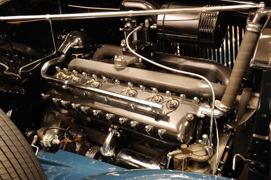 Моторный отсек Lincoln Model KB Sport Phaeton 1933 года  (фото 7 из 12)